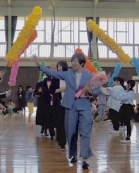 花のアーチでお見送りしました。