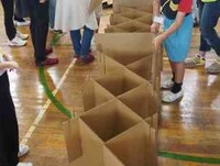 段ボールベッドづくりは、大人と子どもが協力してやっと完成しました!